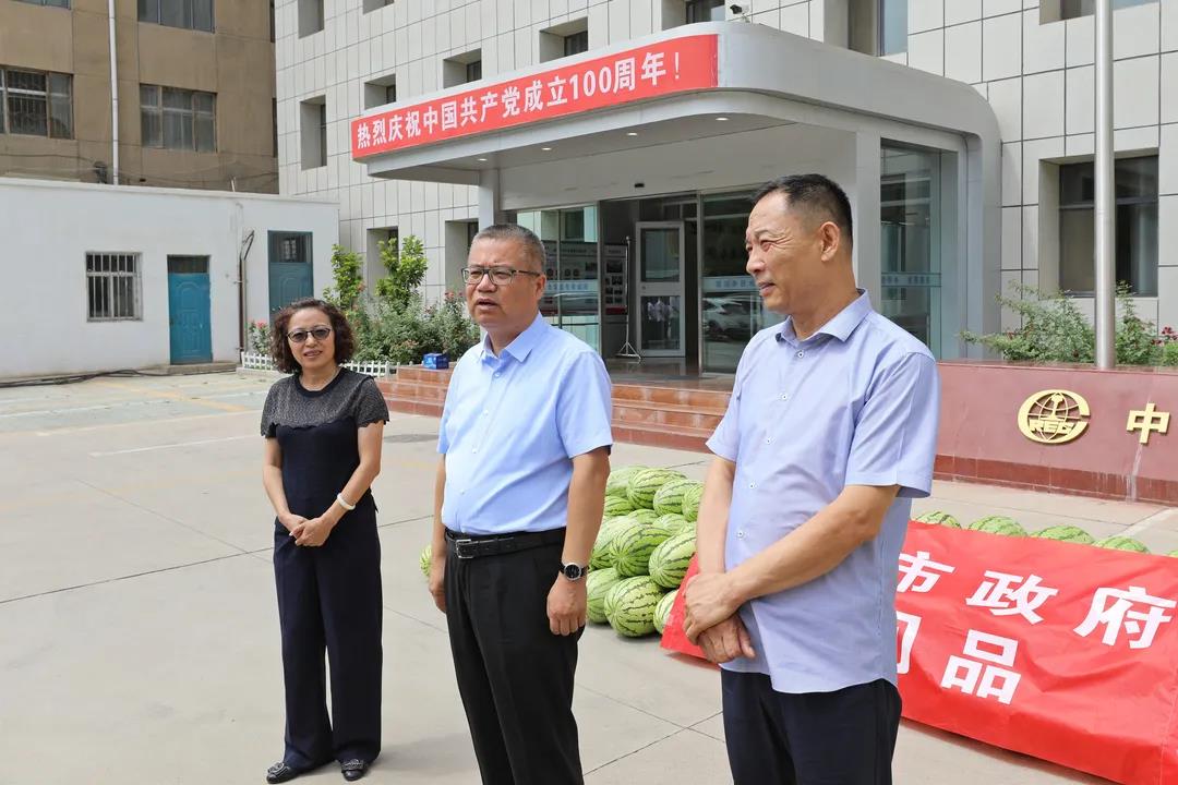 銀川市副市長雍輝一行到銀川中鐵水務(wù)進行慰問