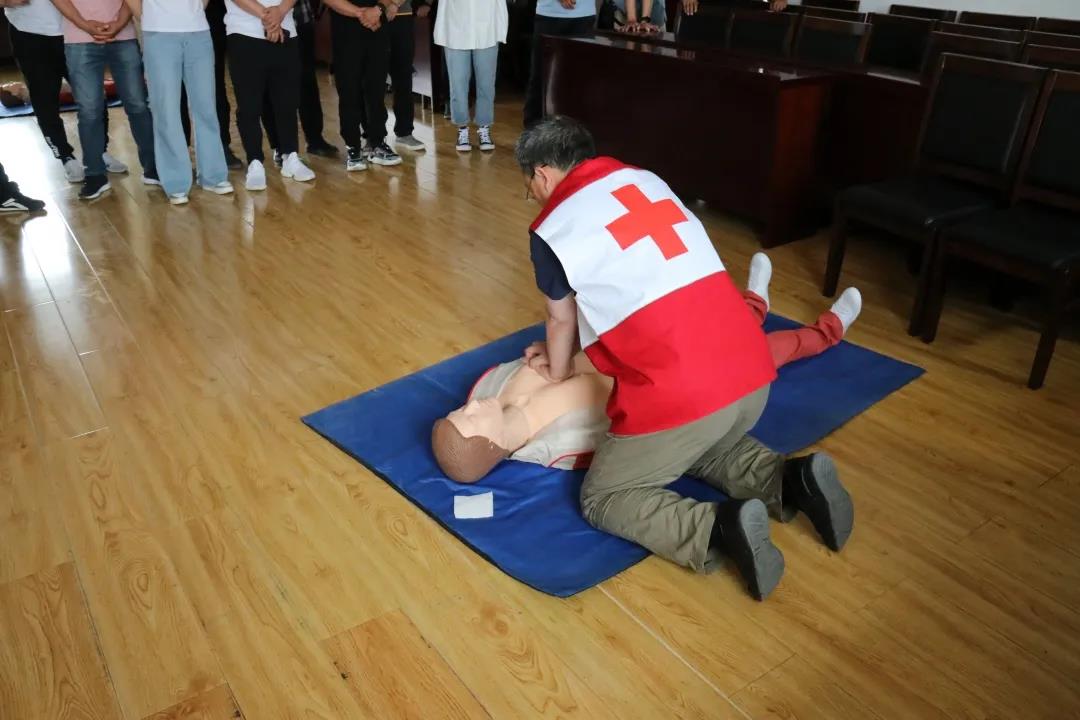 銀川中鐵水務(wù)工會(huì)組織開(kāi)展“關(guān)愛(ài)生命 科學(xué)急救”職工應(yīng)急救護(hù)培訓(xùn)